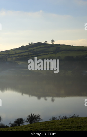 Vista sul lago di Blessington County Wicklow su un freddo inverno mattina Irlanda Foto Stock