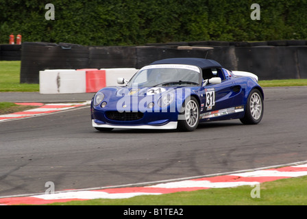 Lotus Elise S1 111S Sport Race Car in angolo Brittens ad Oulton Park Motor Racing circuito Cheshire England Regno Unito Regno Unito Foto Stock