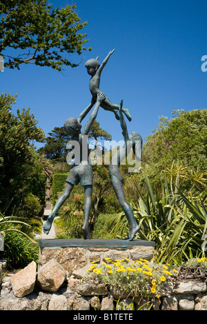 Tresco bambini a giocare la scultura Abbey Isole Scilly Cornwall Inghilterra GB Gran Bretagna UK Regno Unito Isole britanniche in Europa Foto Stock