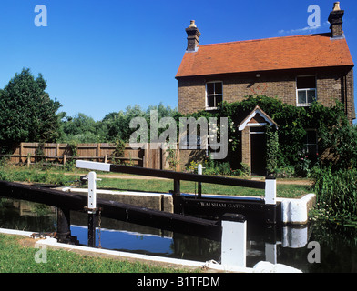 Ripley Surrey in Inghilterra UK Walsham gates lock e Lock-keepers cottage sulla navigazione Wey Foto Stock