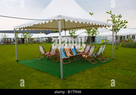 Sedie a sdraio poste sotto il tendone durante una forte pioggia a Guardian Hay Festival 2008 Hay on Wye Powys Wales UK UE Foto Stock