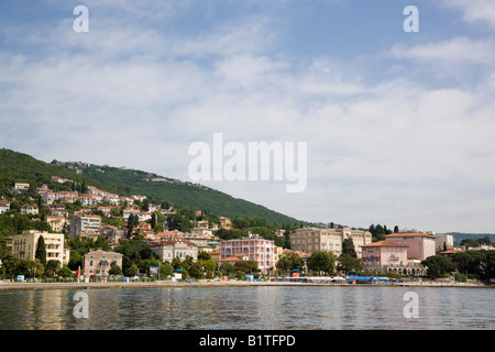 Opatija Istria Croazia europa panorama Offshore di edifici sul lungomare nel quartiere alla moda di resort sul mare del Golfo del Quarnero Gulf Coast Foto Stock