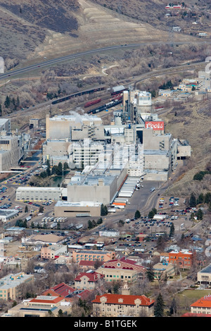 Il Coors Brewing Company in Golden, CO, visto dalle montagne circostanti. Foto Stock