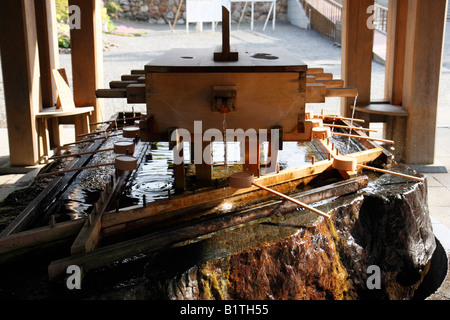 Temizuya - Acqua-riempito di bacini utilizzati da lo Shintoismo adoratori di cerimoniale di purificazione. Foto Stock