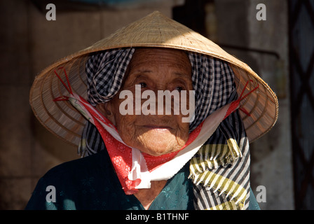 Ritratto di donna anziana mercato titolare di stallo Cai Rang Delta del Mekong Vietnam Foto Stock