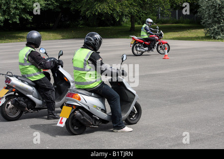 Un istruttore di cbt mostrando loro come suo fatto Foto Stock