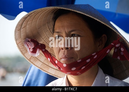 Ritratto donna che indossa cappello conico Cai Rang Mercato Galleggiante lungo il delta del Mekong Il Vietnam Foto Stock