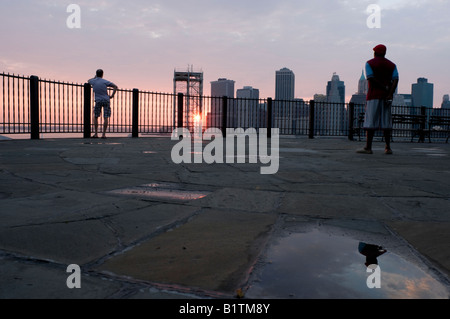 Passanti sulla Passeggiata di Brooklyn Heights prendere nella città di New York cascate dall artista danese Olafur Eliasson Foto Stock