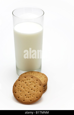 Biscotti digestive e bicchiere di latte Foto Stock
