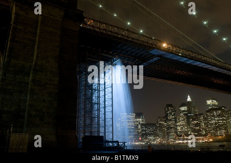 Brooklyn NY 30 giugno 2008 il New York City cascate dall artista danese Olafur Eliasson, piedi del Ponte di Brooklyn Bridge Foto Stock