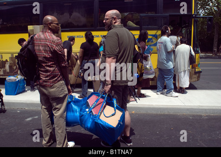 Giorno di apertura di Ikea home arredo negozio nella Red Hook quartiere nel quartiere di Brooklyn a New York Foto Stock