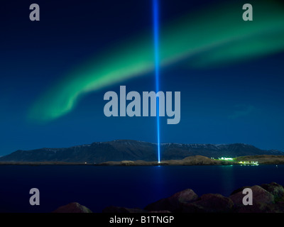 L'aurora boreale con la immaginare la pace Tower, Isola Videy Reykjavik Islanda Foto Stock