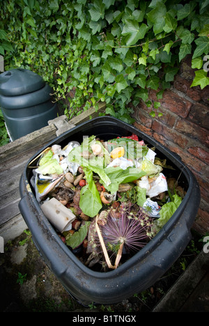 Aprire in plastica nera compost bin visualizzazione contenuto Foto Stock Aprire in plastica nera compost bin visualizzazione contenuto Foto Stock