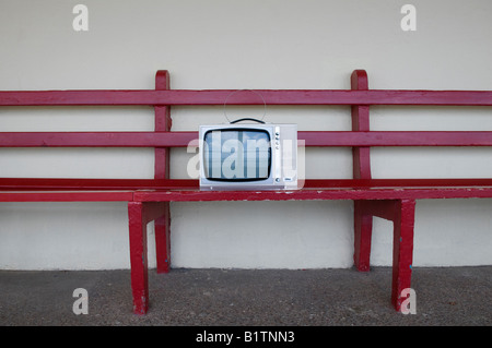 In stile retrò televisione portatile rosso sul sedile unico Foto Stock