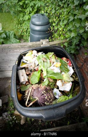 Aprire in plastica nera compost bin visualizzazione contenuto Foto Stock Aprire in plastica nera compost bin visualizzazione contenuto Foto Stock