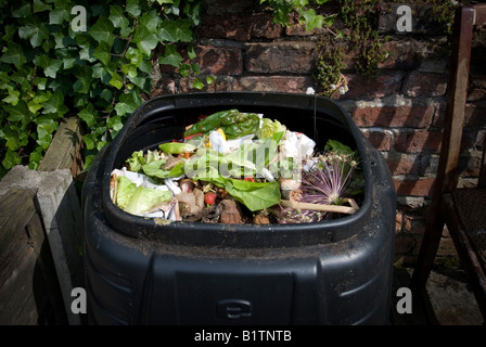 Aprire in plastica nera compost bin visualizzazione contenuto Foto Stock Aprire in plastica nera compost bin visualizzazione contenuto Foto Stock