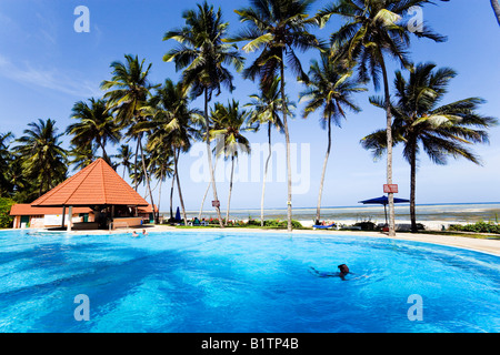 Area della piscina dell'Hotel Bamburi Beach Spiaggia Bamburi costa del Kenya Foto Stock