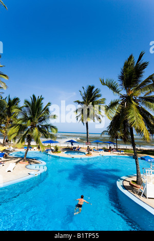 Area della piscina dell'Hotel Bamburi Beach Spiaggia Bamburi costa del Kenya Foto Stock