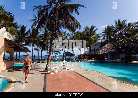 Area della piscina dell'Hotel Bamburi Beach Spiaggia Bamburi costa del Kenya Foto Stock