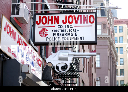 Il famoso Giovanni Jovino Gun Shop in Little Italy, New York City è detto di essere il più antico di funzionamento negozio di armi da fuoco negli Stati Uniti. Foto Stock