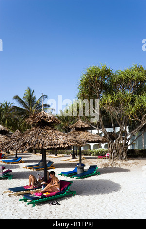 I turisti di relax presso la spiaggia di Diani Southern Palms Hotel Costa del Kenya Foto Stock