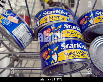 Le lattine di tonno Starkist sono visti in un carrello del negozio in un supermercato a New York Foto Stock