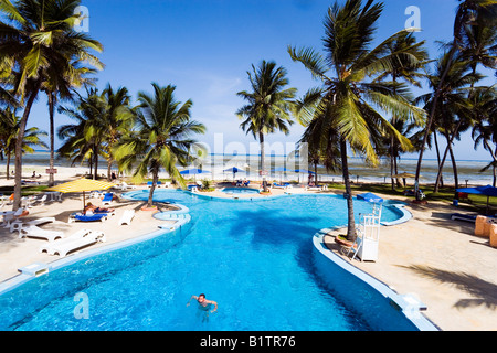 Area della piscina dell'Hotel Bamburi Beach Spiaggia Bamburi costa del Kenya Foto Stock