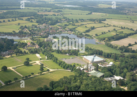 Vista aerea di Beaulieu nella nuova foresta, mostrando National Motor Museum e Palace House e giardini. Foto Stock