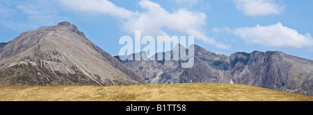 Nero montagne Cuillin visto dal Glenbrittle, Isola di Skye in Scozia Foto Stock