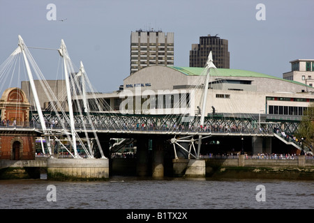 Il Royal Festival Hall e per il Giubileo d oro Bridge, London Inghilterra England Foto Stock