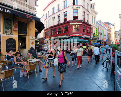 Dal centro città di Anversa in Belgio alla fine del pomeriggio con un sacco di persone Foto Stock