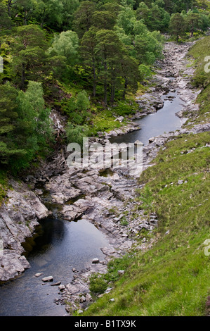 Fiume Farrar in esecuzione attraverso Glen Strathfarrar. Highlands, Scozia Foto Stock