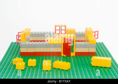 Lego House processo di costruzione su sfondo bianco Foto Stock
