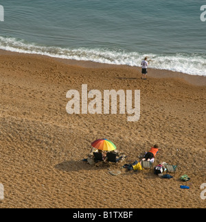 Foto aerea di gente sulla spiaggia, Seatown, Dorset, Inghilterra, Gran Bretagna, Regno Unito Foto Stock