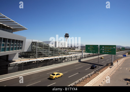 Grecia attica aeroporto internazionale di Atene Eleftherios Venizelos il segno sulla strada per le partenze Foto Stock