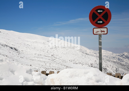 Nessun segno di parcheggio con trainare avviso in snow landscape Sierra Nevada Spagna Europa Foto Stock