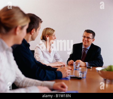 Business meeting al tavolo del dialogo Foto Stock