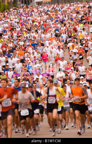 Migliaia di partecipanti all'inizio iniziano il 26 miglio di corsa di una marathon race. Foto Stock