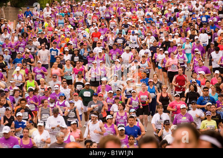 Migliaia di partecipanti all'inizio iniziano il 26 miglio di corsa di una marathon race. Foto Stock