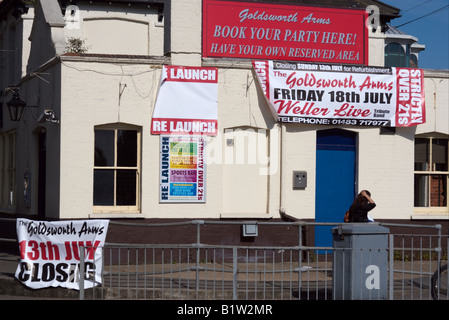 Inghilterra Surrey Woking Goldsworth Arms pub pubblicità un Paul Weller tribute band aspetto e la chiusura Foto Stock