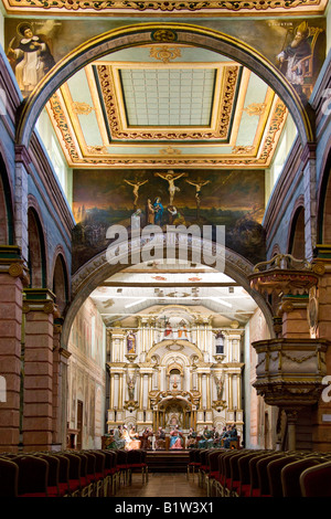 Interno della vecchia cattedrale nella città di Cuenca in Ecuador meridionale Foto Stock