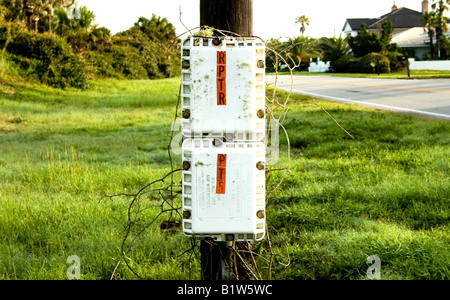 Due scatole di alimentazione su un palo telefonico da strada in Ponte Vedra Beach, Florida Foto Stock