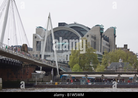 Il Golden Jubilee Bridge e Royal Festival Hall di Londra Inghilterra Foto Stock