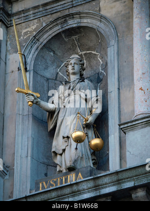Signora giustizia statua iustitia con scale dorate di giustizia e spada Anversa Fiandre Belgio Foto Stock