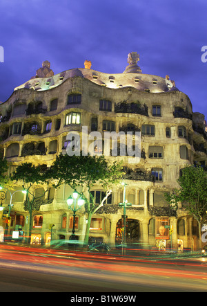 Antoni Gaudi Casa Mila o La Pedrera edificio al tramonto / notte Passeig de Gracia di Barcellona Eixample Catalunya Spagna Foto Stock