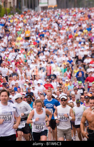 Migliaia di partecipanti all'inizio iniziano il 26 miglio di corsa di una marathon race. Foto Stock