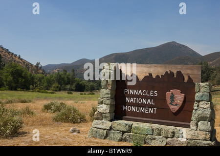 Parco nazionale di servizio in segno di benvenuto per i pinnacoli monumento nazionale, CALIFORNIA, STATI UNITI D'AMERICA Foto Stock