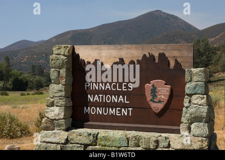 Parco nazionale di servizio in segno di benvenuto per i pinnacoli monumento nazionale, CALIFORNIA, STATI UNITI D'AMERICA Foto Stock