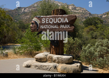 Un servizio del Parco Nazionale di segno di benvenuto a Sequoia National Park, situato nei pressi del Monte Ceneri ingresso lungo la Generals Highway, CALIFORNIA, STATI UNITI D'AMERICA Foto Stock