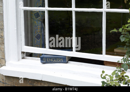 Finestra ad anta mantenuta aperta dal dizionario inglese Foto Stock